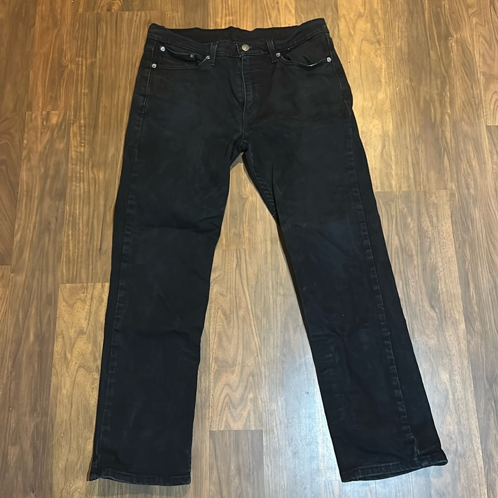 Men’s Black Levi’s. Size 33w 30L.